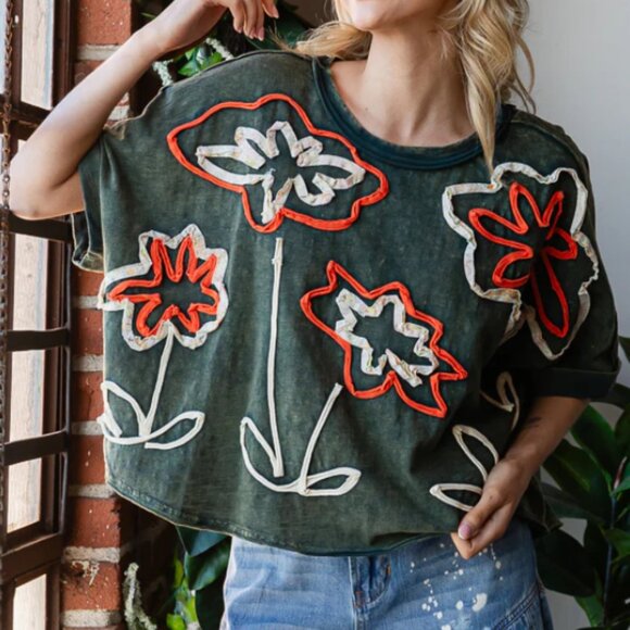 Gracy Green WASHED FLOWER APPLIQUE SHORT SLEEVE KNIT TOP Oli and Hali - Picture 1 of 2